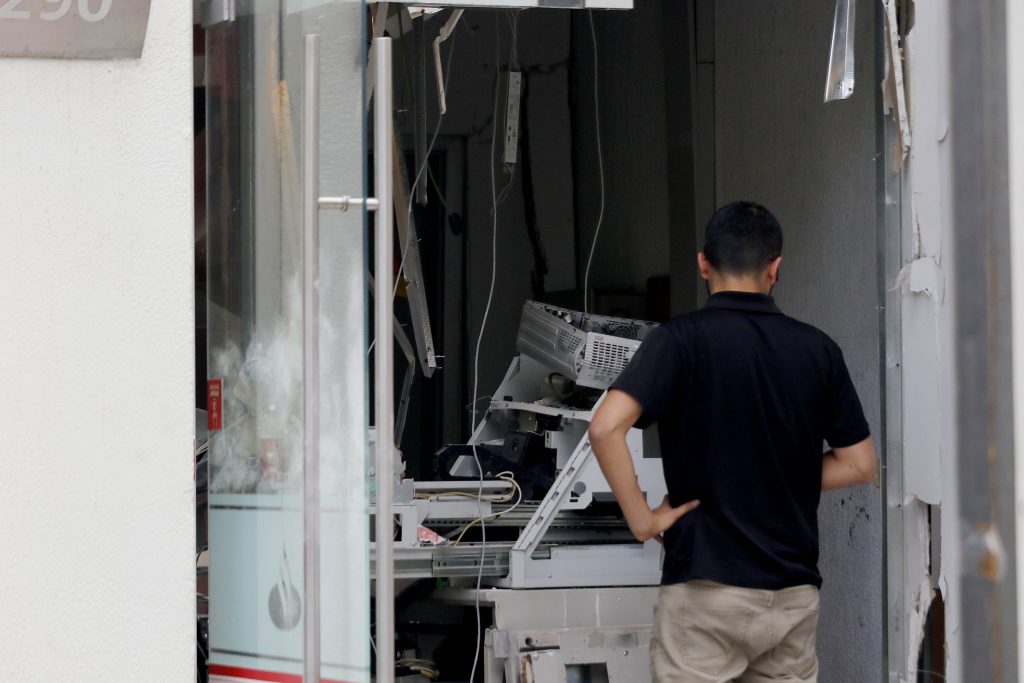 Delincuentes detonan cajero automático en banco en Las Condes