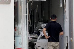 Delincuentes detonan cajero automático en banco en Las Condes