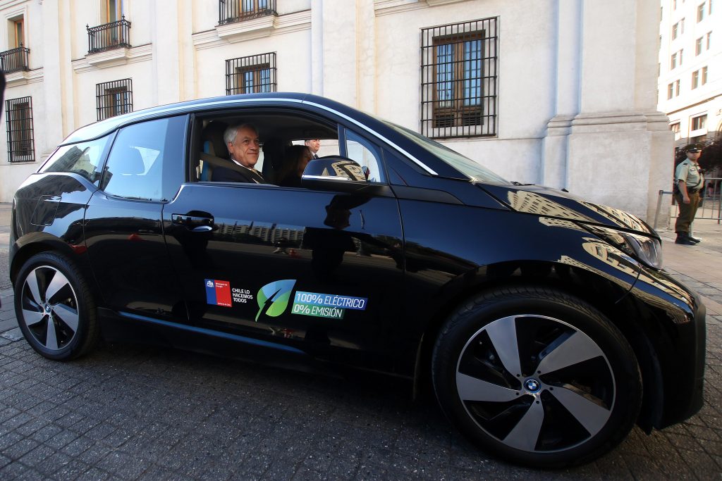 Ejecutivo estrenará vehículos eléctricos