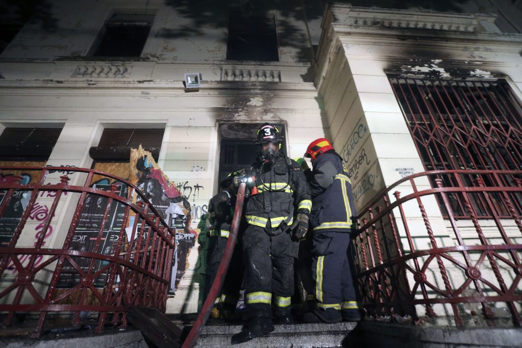 Barrio República: Incendio afecta a sede de universidad Andrés Bello