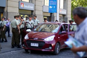 Automóvil atravesó a toda velocidad la Plaza de la Ciudadanía en La Moneda