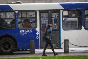 Santiaguinos sorprendidos por precipitaciones del lunes