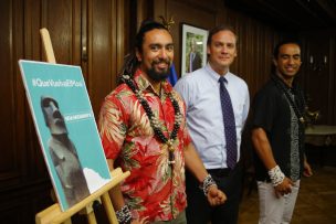 Líder rapanui observa en Londres a moai robado junto a ministro Ward