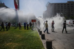 Usuarios del Metro en Baquedano reclaman aún olor a lacrimógena en el sector