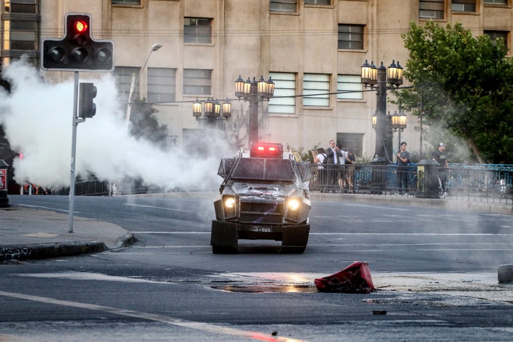 Evelyn Matthei calificó de “asesinos” a quienes atacaron a un funcionario en Plaza Italia