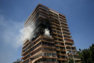 Incendio en edificio de Las Condes fue controlado por personal de bomberos