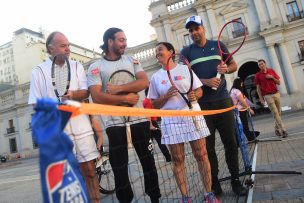 Massú y González dan clase de tenis frente a La Moneda