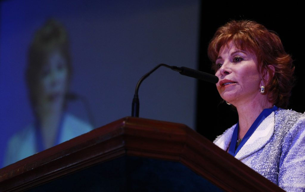 Isabel Allende recibe el “Oscar de la Literatura” en Estados Unidos