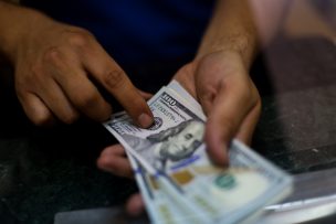 Dólar sigue escalando y cierra la jornada sobre los $950