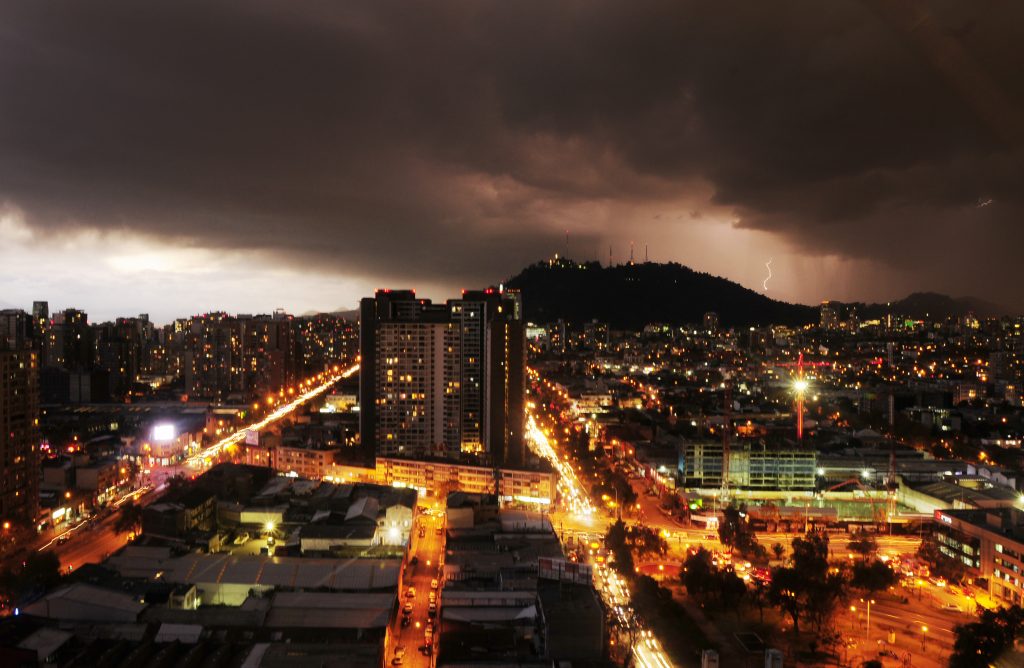 SENAPRED declara Alerta Temprana Preventiva en 10 comunas de la Región Metropolitana por tormentas eléctricas