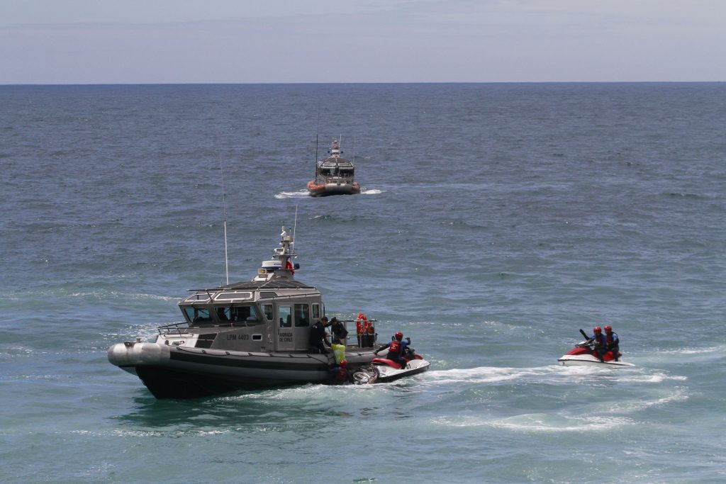 Armada descubrió a barco peruano pescando tiburones en zona exclusiva chilena