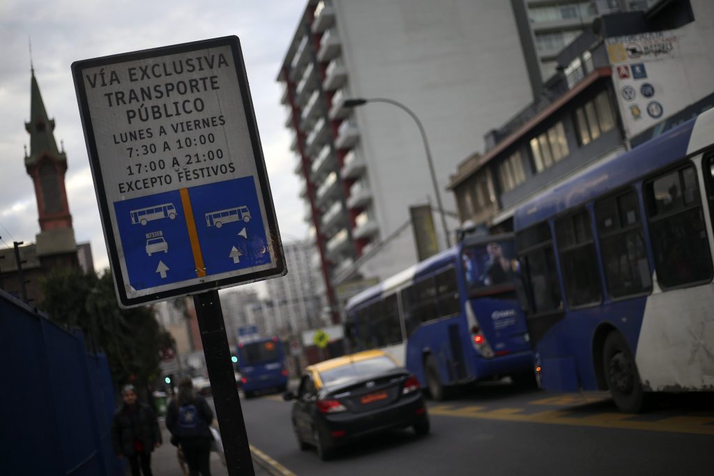 Expertos proponen restricción vehicular en horas puntas con pase diario