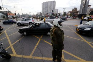 Carabinero fue arrastrado por conductor de Uber en el centro de Santiago