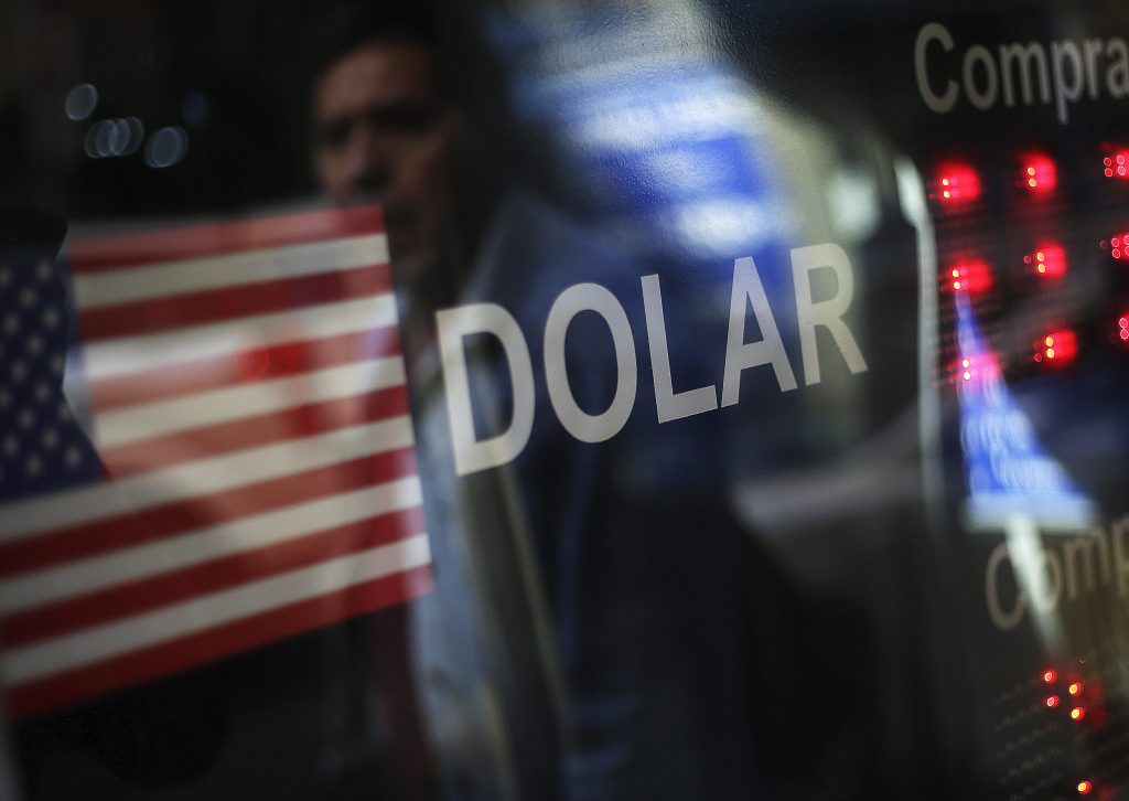 El dólar termina la semana con nueva caída