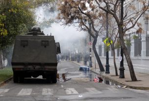 Sujetos encapuchados y con overoles blancos lanzan bombas molotov en el Aplicación