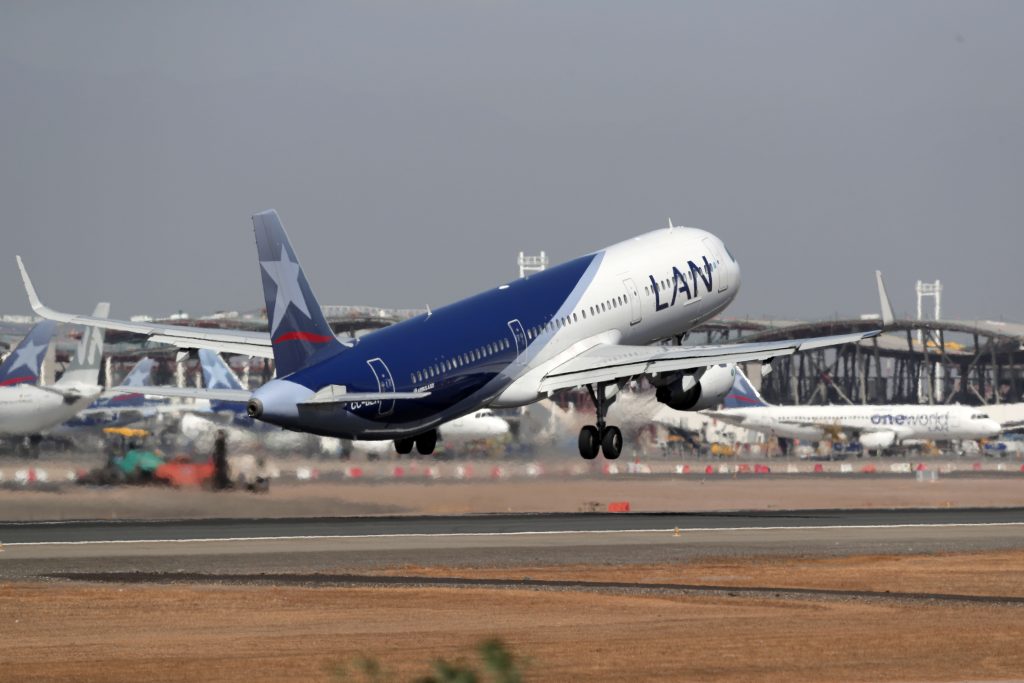 Estados Unidos pide no viajar a Chile advirtiendo un “alto nivel de Covid” en el país