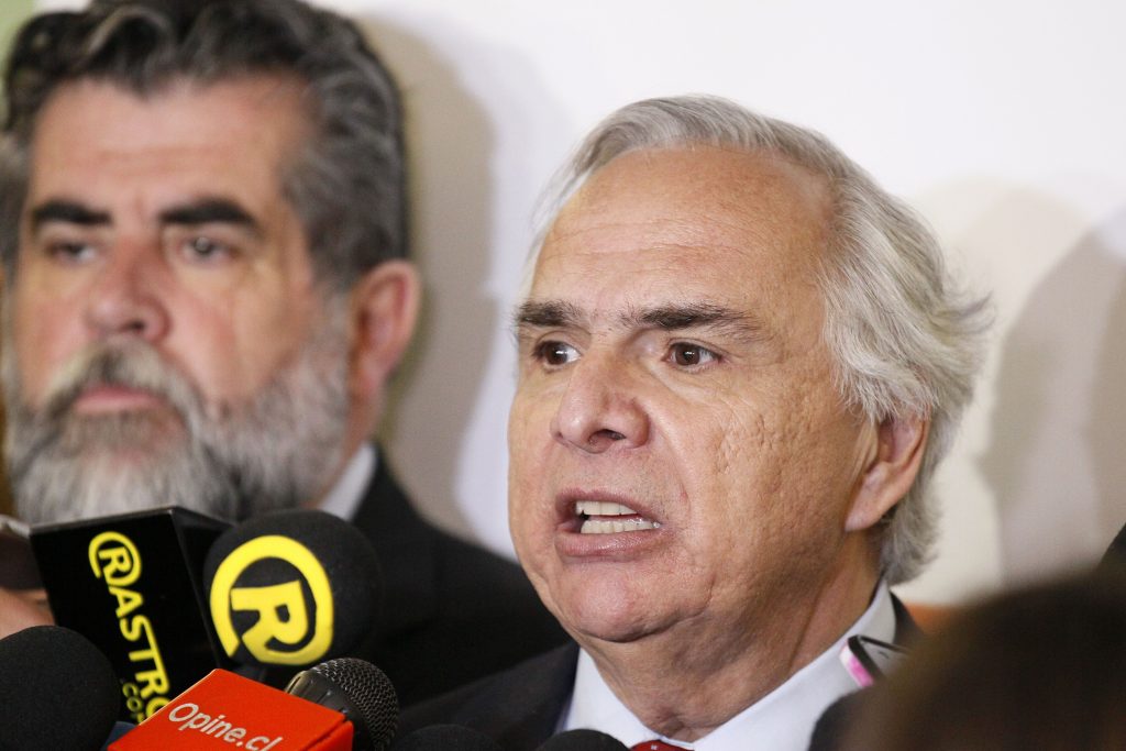 Ministro Chadwick llama a la “tranquilidad” y descarta un cambio de gabinete