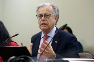 Ministro de Salud se presentó a comisión sobre VIH Sida tras queja de diputados