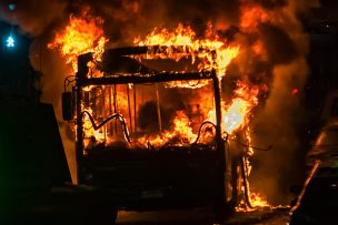 Carabineros investiga quema de bus del Transantiago en Pedro Aguirre Cerda