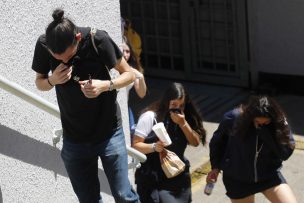 Pasajeros de Estación Baquedano sufren por residuos de bombas lacrimógenas