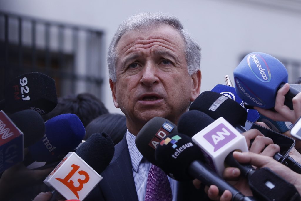 Ministro Larraín anuncia dos semanas con baja en precios de los combustibles