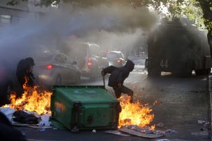 Manifestantes interrumpen el tránsito frente a La Moneda y se generan incidentes