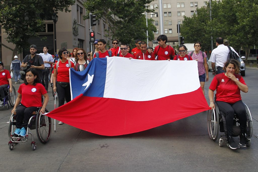 Deportistas paralímpicos marchan hasta La Moneda en rechazo al bajo presupuesto