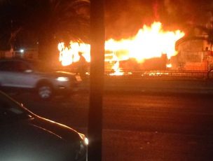 Desconocidos incendian bus del Transantiago en Estación Central