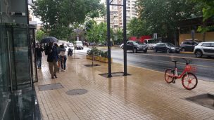 Usuarios de redes sociales reportan daños en diversos puntos de Santiago