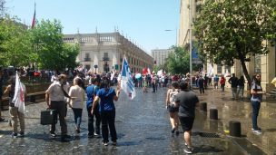 [VIDEO] Reajuste al Sector Público: Banderazo de trabajadores termina con incidentes afuera de La Moneda