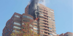 Incendio en Vitacura: Bomberos logra controlar siniestro que dejó dos lesionados