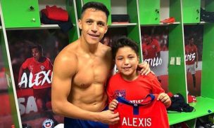 Finalmente, Alexis le regaló la camiseta a niño que entró a la cancha en Temuco