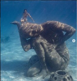 La foto de Maite Rodríguez y su mamá Carola Arregui bajo el mar