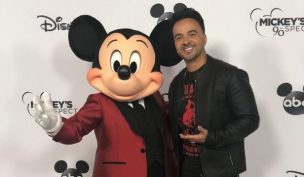 Luis Fonsi se presentó en el aniversario 90 de Mickey Mouse