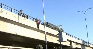 Manifestantes se cuelgan de paso sobre nivel en rotonda Grecia