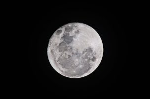 Fragmentos de roca lunar se venden por USD 855.000 en subasta en Nueva York