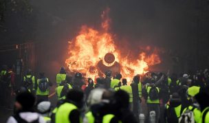 Caos y violentos enfrentamientos en París en nueva protesta contra Macron