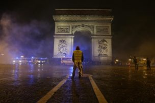 Macron suspenderá subida de combustible para calmar a los 