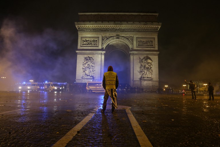 Macron suspenderá subida de combustible para calmar a los “chalecos amarillos”