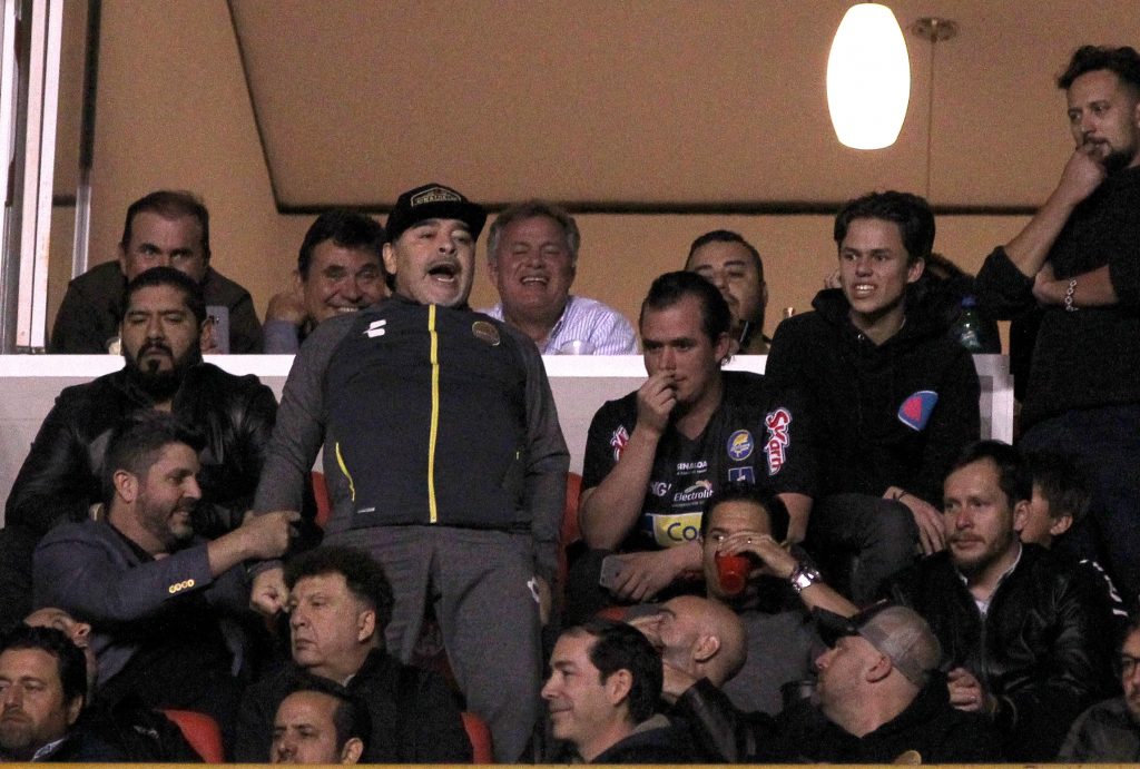 Maradona intercambia insultos con hinchas tras perder la final de la segunda división