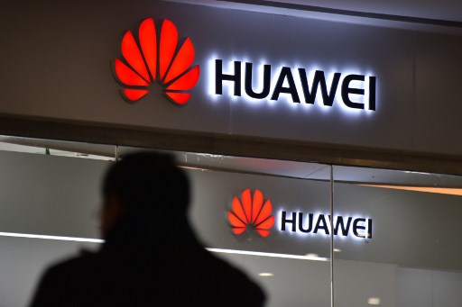 China denuncia trato “inhumano” contra directora detenida de Huawei