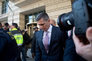 Aplazan sentencia de Flynn, ex asesor de Trump involucrado en trama rusa