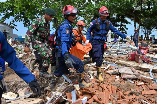 Aumenta a 373 las víctimas fatales por el tsunami en Indonesia