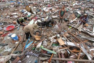 Suben a 281 los muertos por tsunami tras erupción volcánica en Indonesia