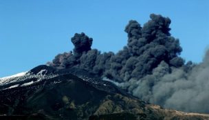 Erupción del volcán Etna obliga a suspender el aeropuerto de Catania