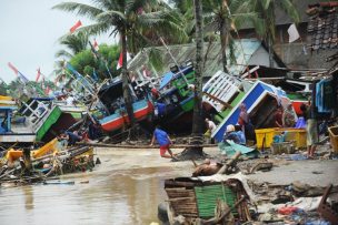 Sigue aumentando el número de fallecidos por tsunami en Indonesia, llega a 429