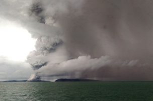 Volcán de Indonesia Anak Krakatoa perdió dos terceras partes de su altura