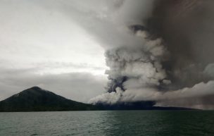 Indonesia incrementa el nivel de alerta del volcán causante del tsunami