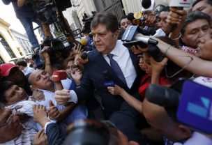 García entrega pasaporte y niega que exista persecución política en Perú
