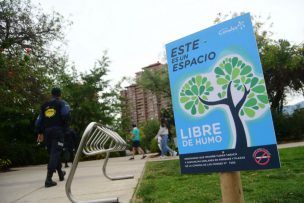 Ex candidato presidencial fue el primer multado por fumar en plazas de Las Condes